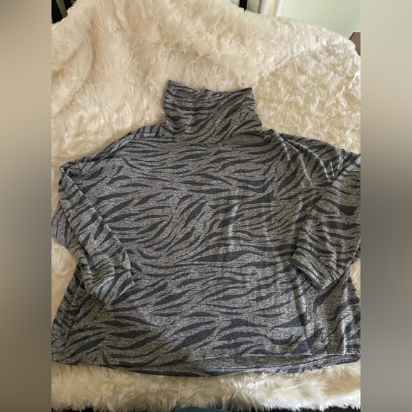 Set of Two Open Shoulder Tops - Picture 2 of 12